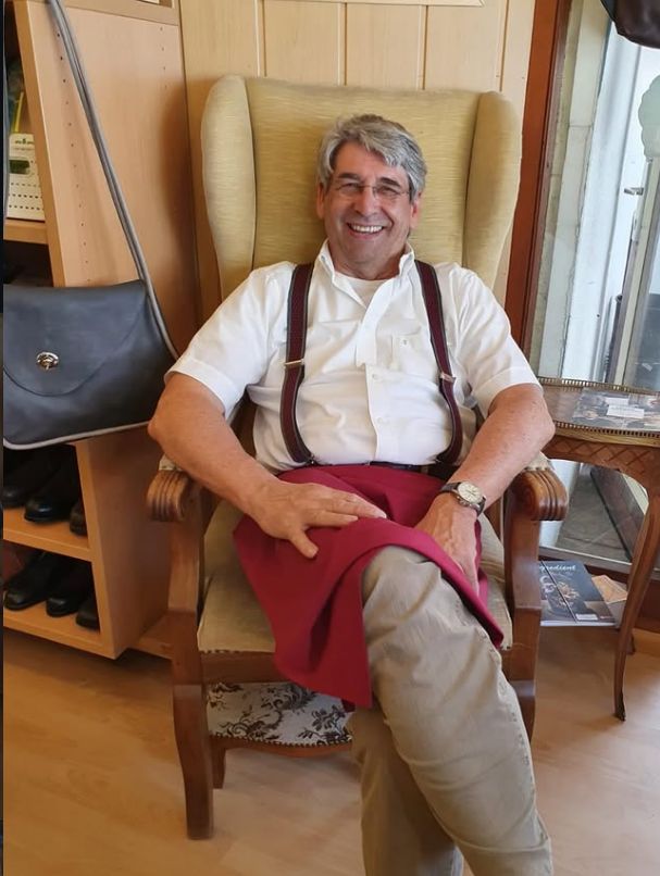 Meister Henry in der Werkstatt von Henrys Schuhservice
